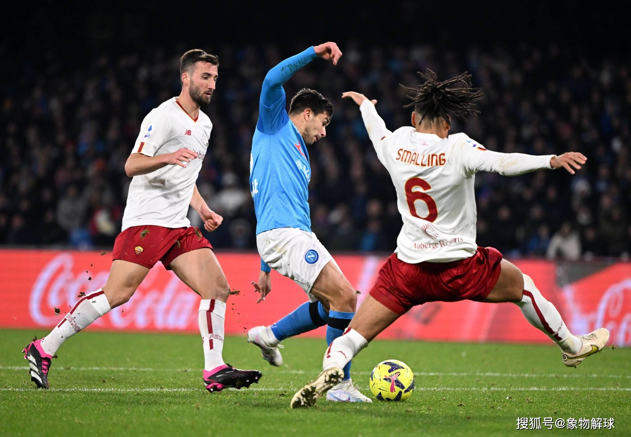 爱游戏游戏平台-比利亚雷亚尔训练开放日；清晨篮板制胜引欢呼；欧冠在即；团队化学反应显著