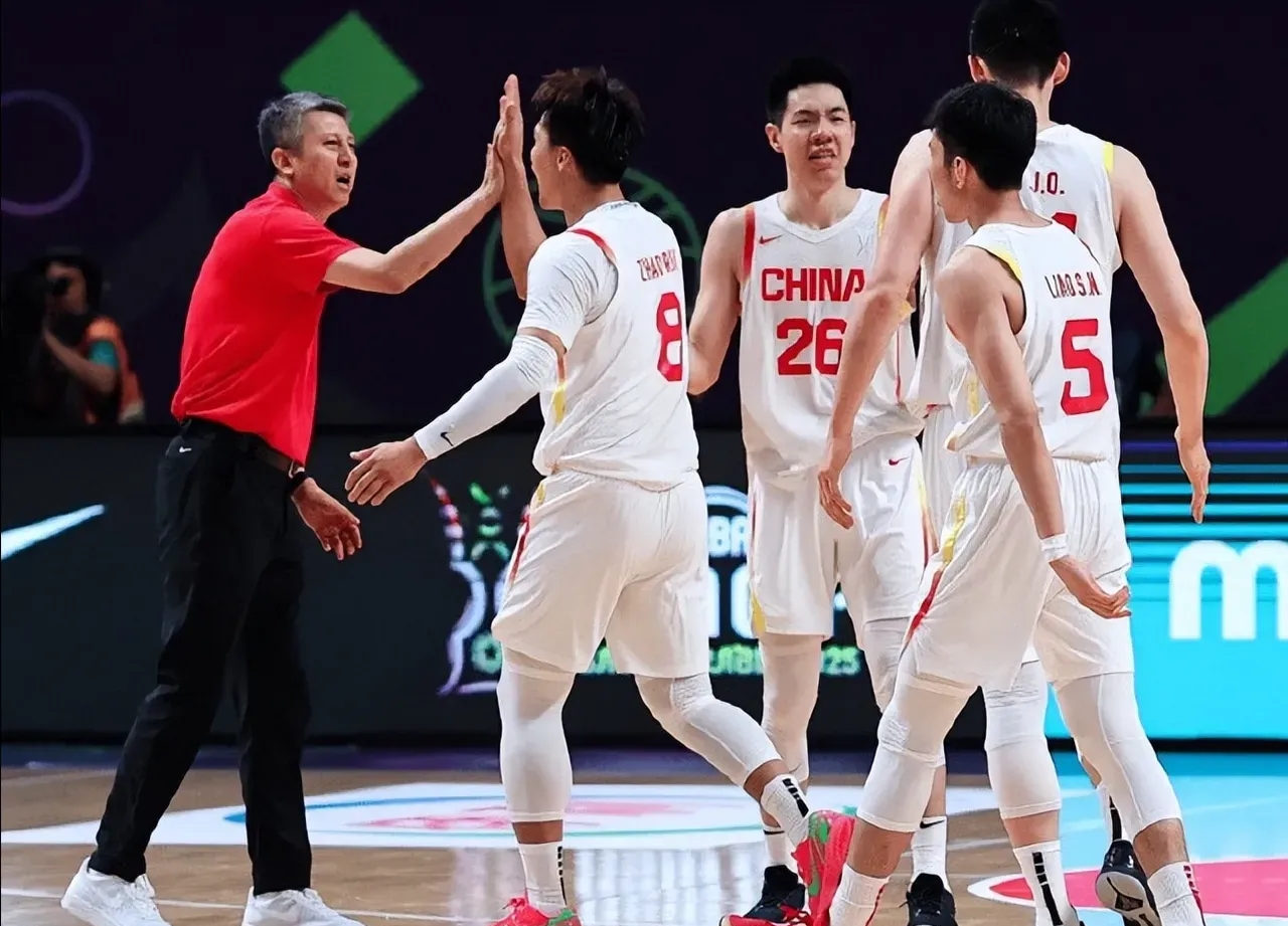 爱游戏游戏平台-包含集结日CBA常规赛焦点战，山东男篮官宣签约，气氛紧张，临场指挥获称赞的词条