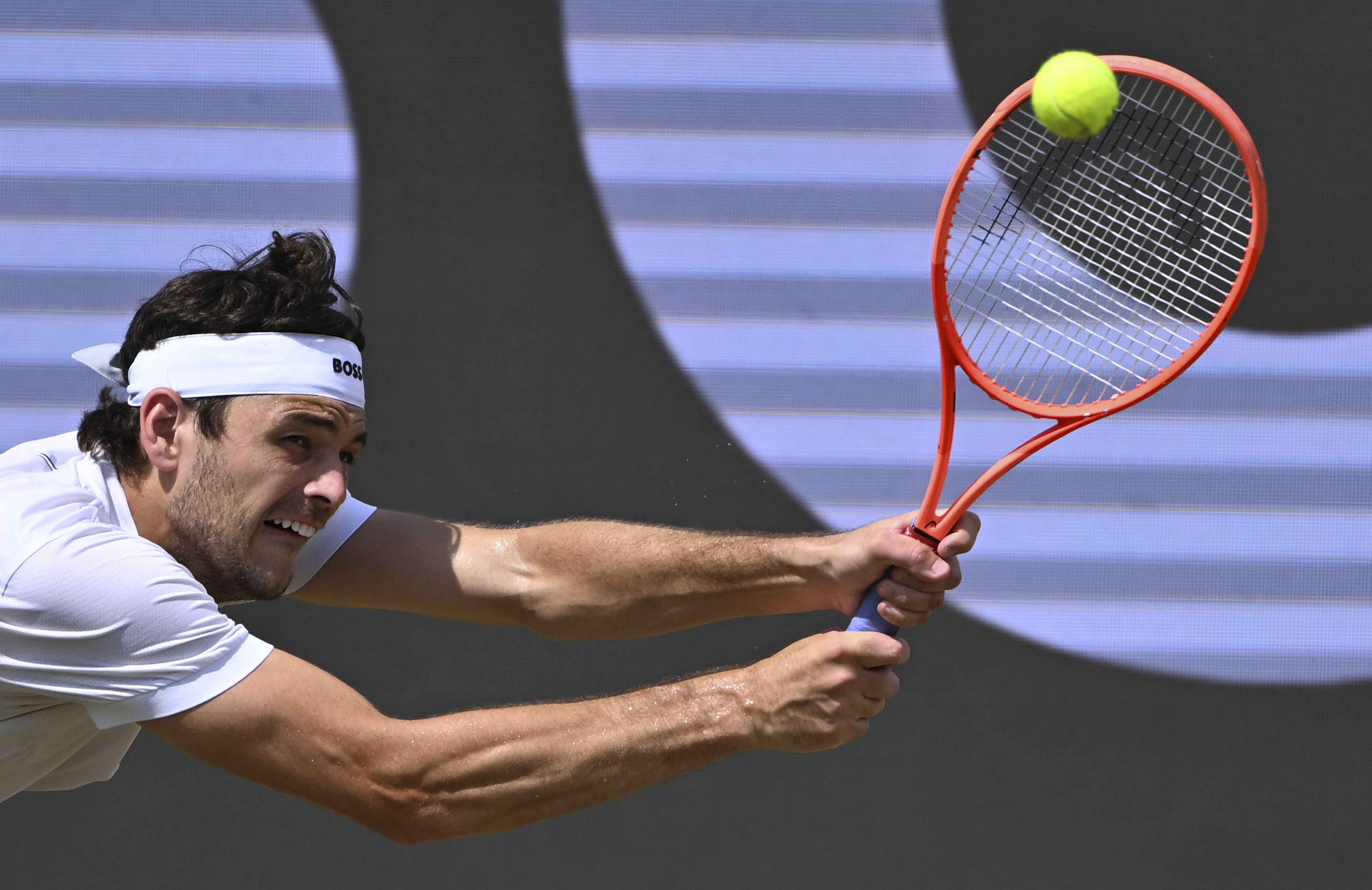 爱游戏娱乐-斯图加特迎欧冠关键赛；赛前复出首秀；引发热议；年轻球员得到机会的简单介绍